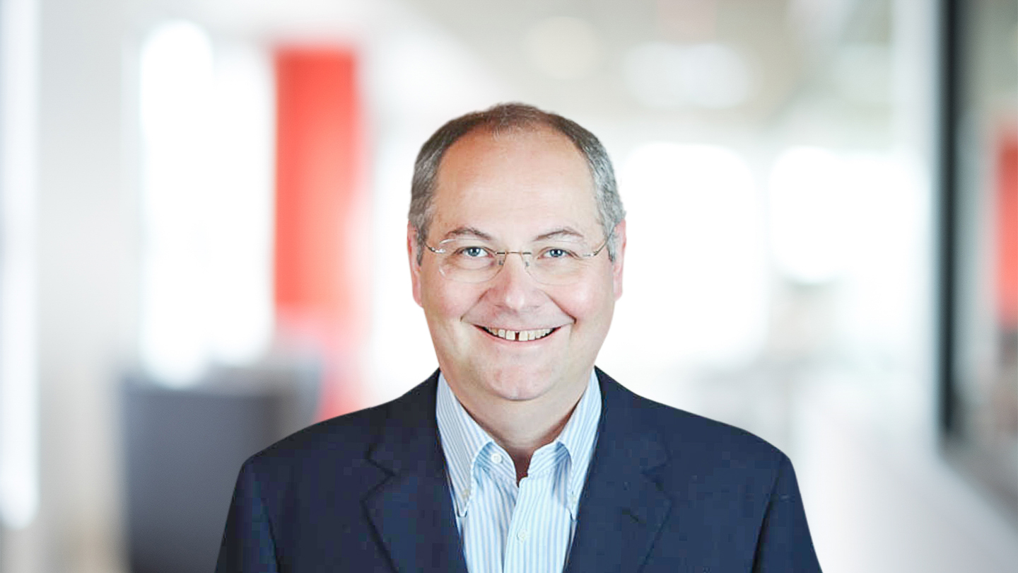 Headshot of Roberto Nava