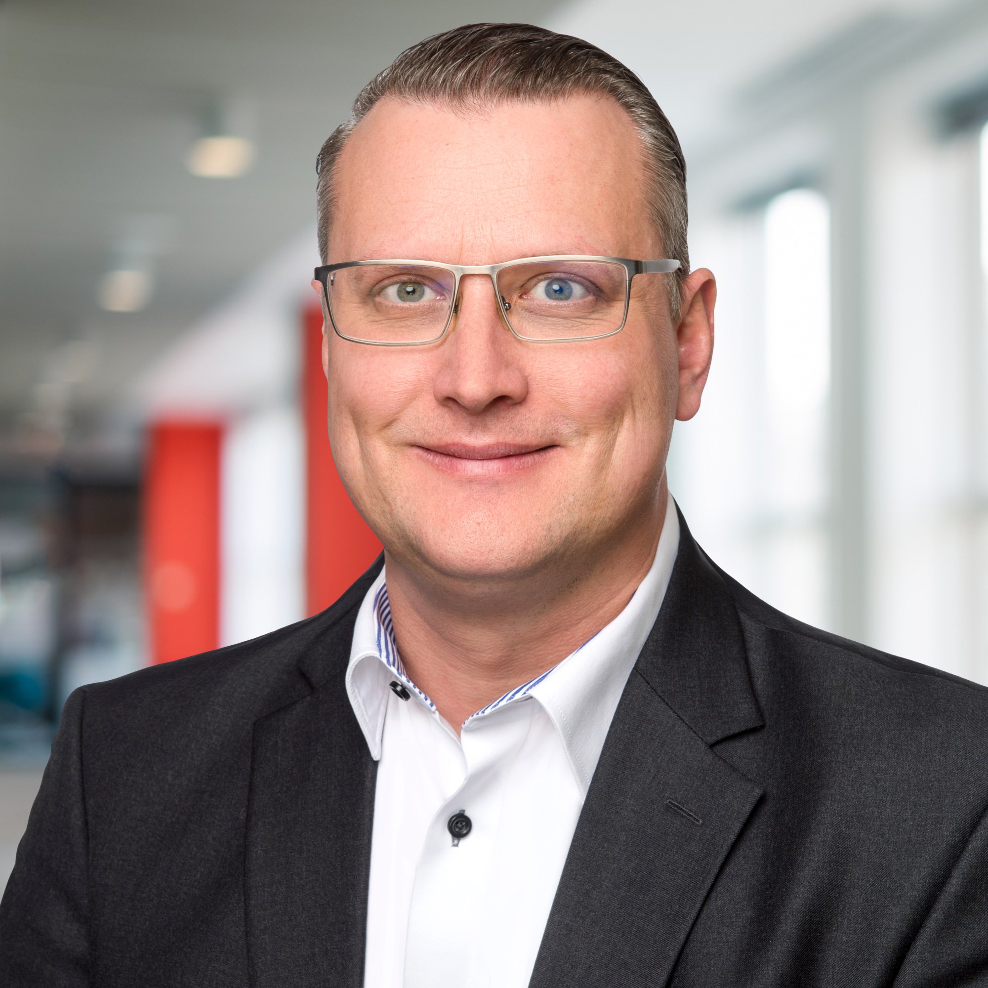 Headshot of Sebastian Schroeder