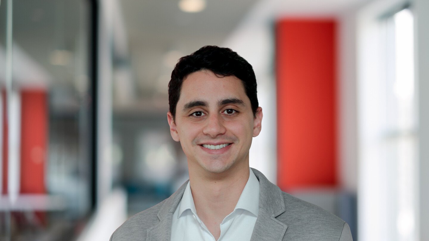 Headshot of Henrique Nascimento