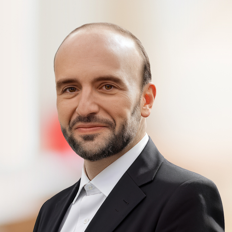 Headshot of Alejandro Llorente