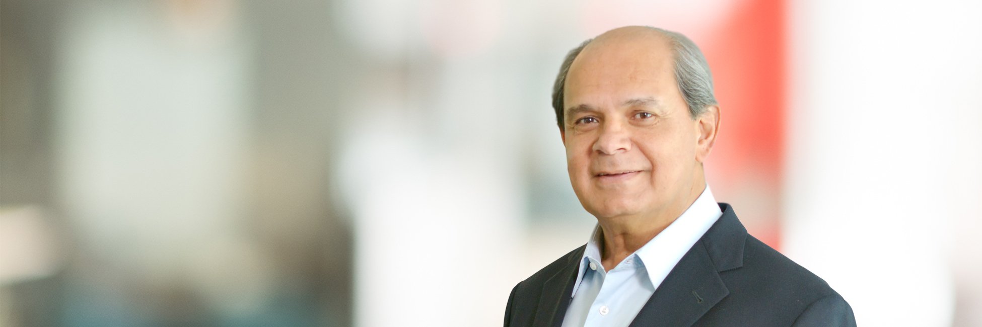 Headshot of Eduardo Hütt