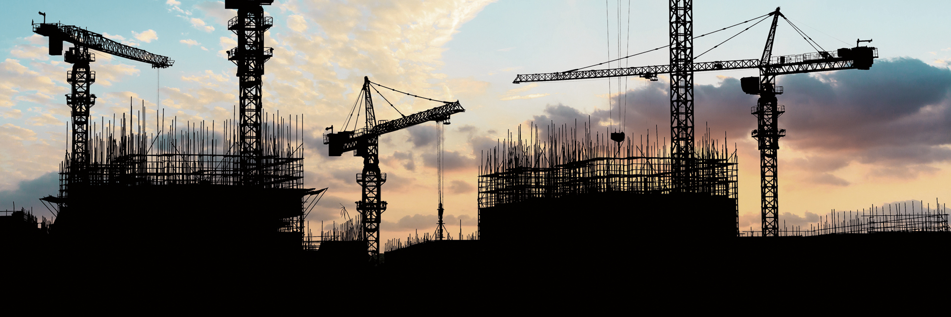 Baustellenkräne beim Immobilienbau