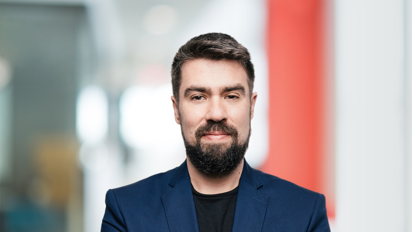 Headshot of Thiago Delfino