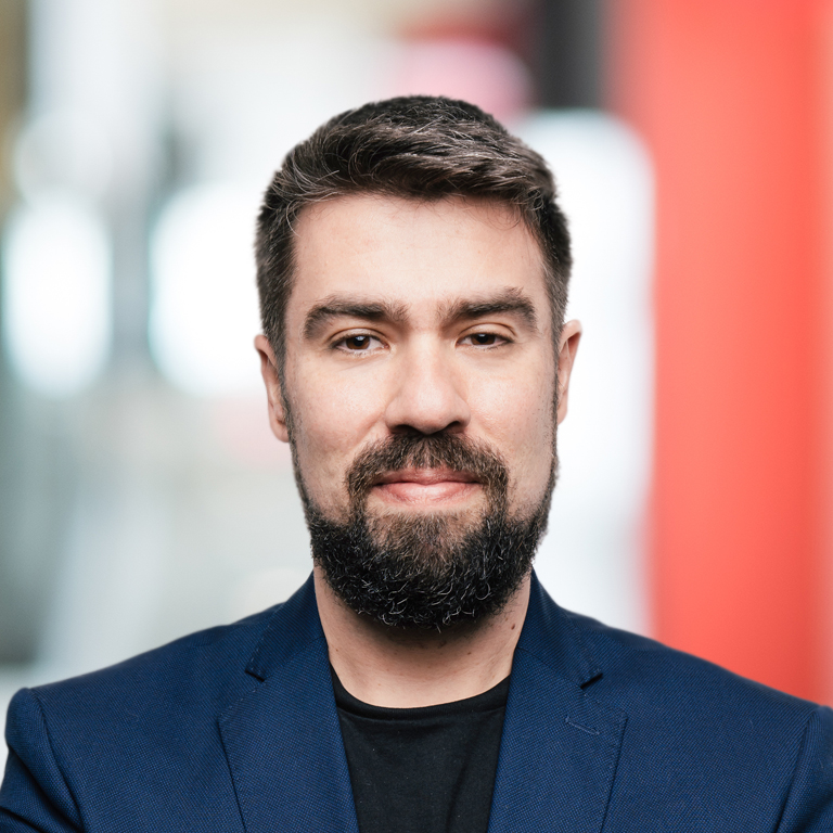 Headshot of Thiago Delfino