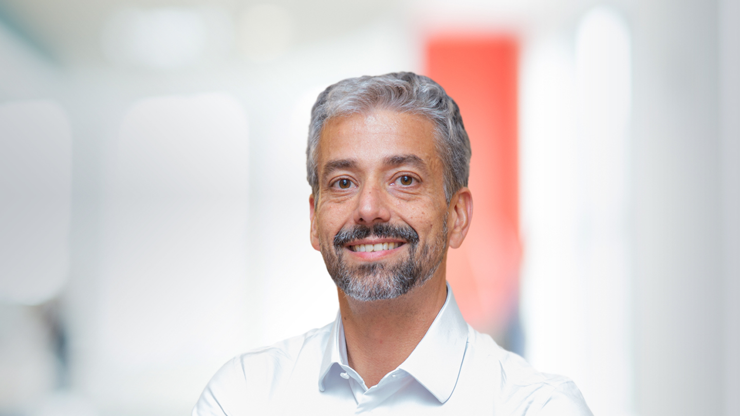 Headshot of Gustavo Camargo