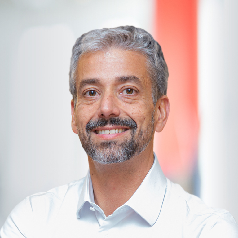 Headshot of Gustavo Camargo