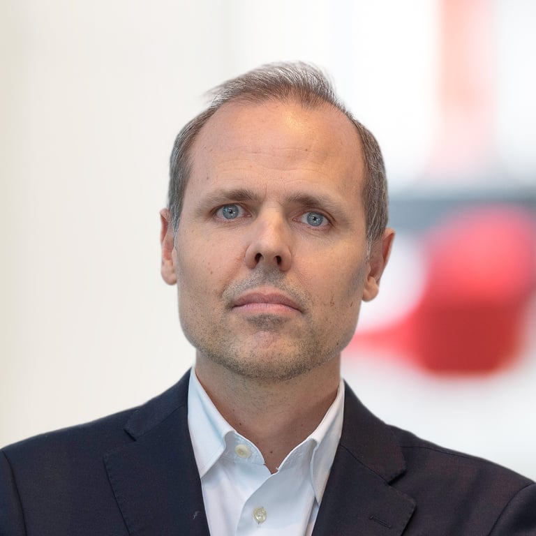 Headshot of Alexander Stechel