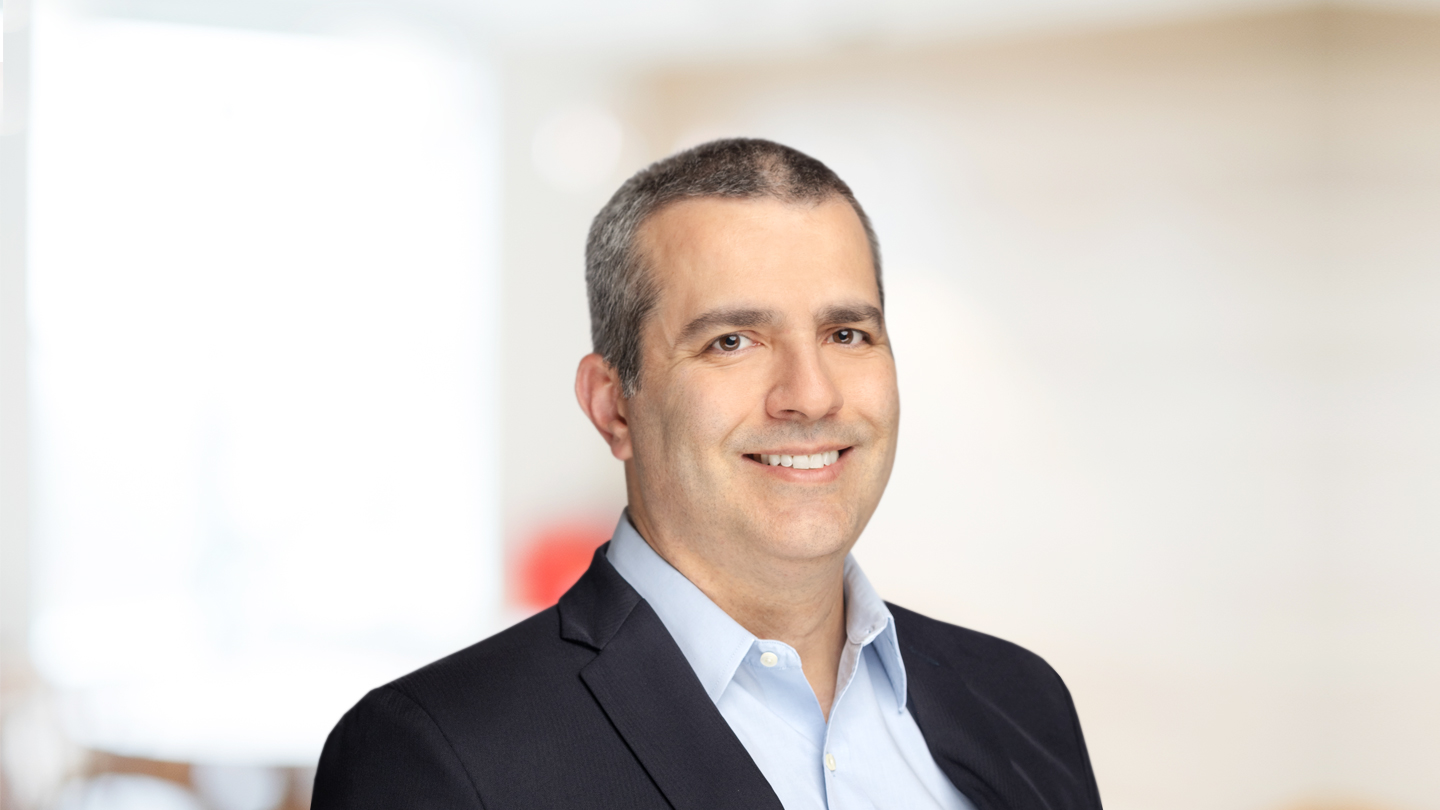 Headshot of Rodrigo Más