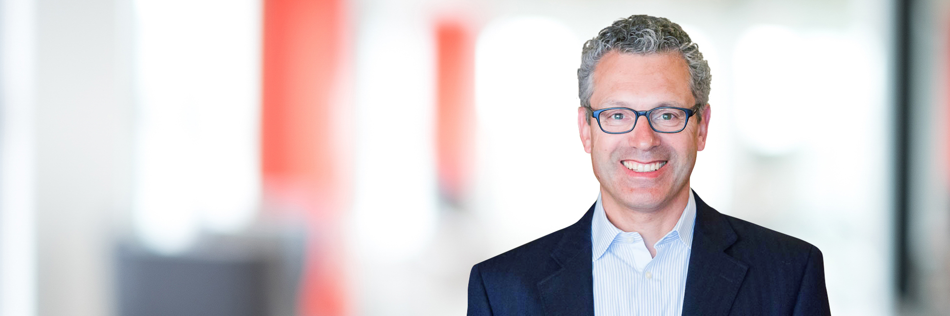 Headshot of Thomas Lustgarten