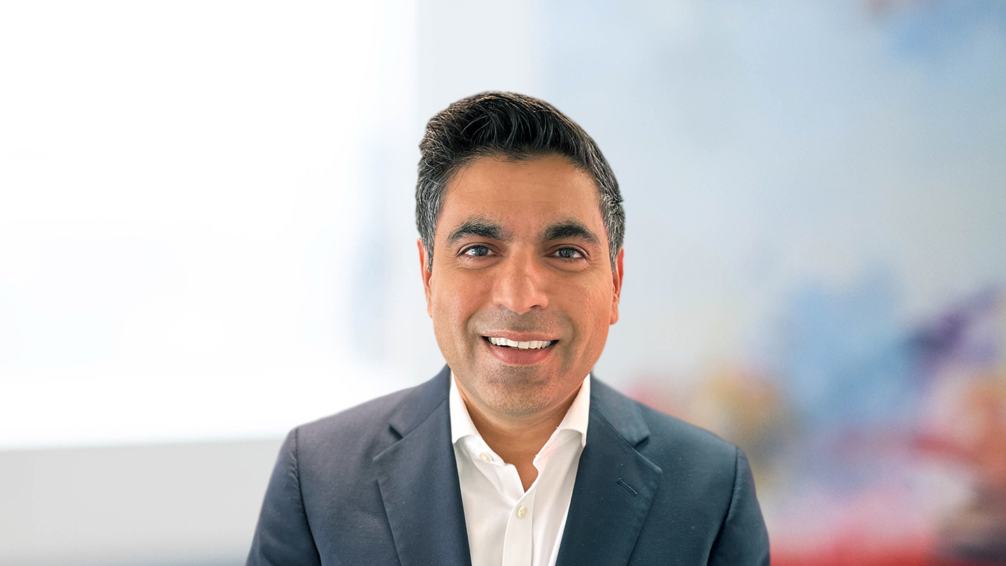 Headshot of Vis Bowatte