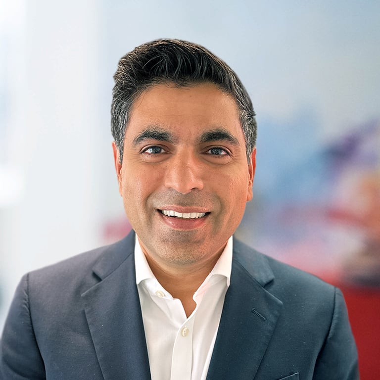 Headshot of Vis Bowatte