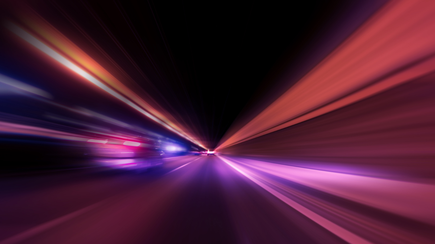 Farbige Lichtspuren von Autos in einem Tunnel – Symbol für Geschwindigkeit und Innovation auf der IAA