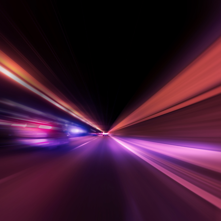 Farbige Lichtspuren von Autos in einem Tunnel – Symbol für Geschwindigkeit und Innovation auf der IAA