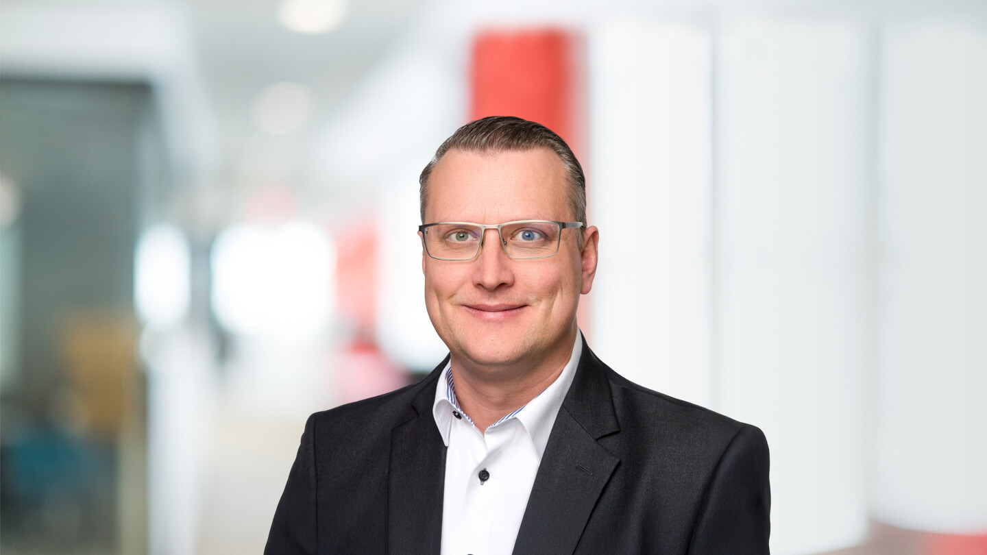 Headshot of Sebastian Schroeder